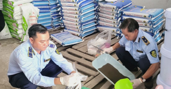 Xử phạt 1 cơ sở bán thức ăn thủy sản không đạt chất lượng ở Kiên Giang