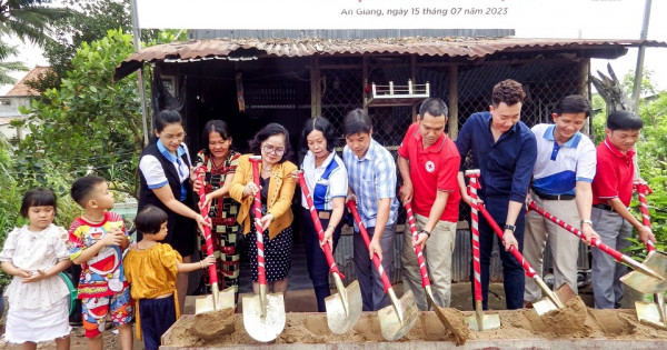 Trao tặng 6 căn nhà tình nghĩa cho các hộ nghèo