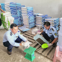 Xử phạt 1 cơ sở bán thức ăn thủy sản không đạt chất lượng ở Kiên Giang