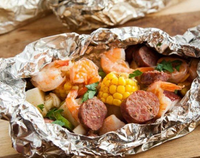 Tại sao chúng ta không nên gói thức ăn thừa trong giấy bạc?
