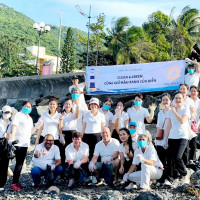 OSC Sunrise Vũng Tàu ra quân thu gom rác “Cùng giữ màu xanh của biển”