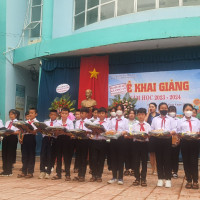 Điền Gia trao quà và học bổng cho học sinh nhân dịp khai giảng năm học mới