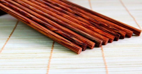Cách phân biệt đũa gỗ tự nhiên và đũa nhuộm phẩm màu cực đơn giản