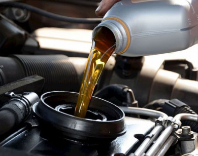 Điều gì sẽ xảy ra khi đổ dư dầu động cơ xe ô tô?