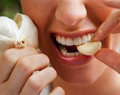 8 mẹo loại bỏ mùi hôi miệng sau khi ăn tỏi hay hành tây
