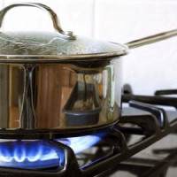 Cách làm sạch khi nồi bị đen vì đun bếp gas