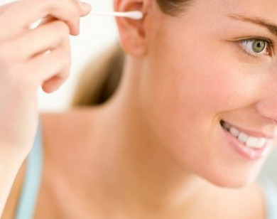 Cẩn trọng với thói quen thường xuyên loại bỏ ráy tai
