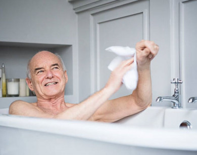 Những điều người cao tuổi cần chú ý khi tắm trong thời tiết lạnh