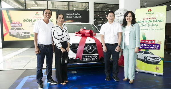 Phân bón Cà Mau trao Mercedes Benz GLC 200 cho khách hàng trúng thưởng chương trình "Đón mùa vàng – Rước xe sang"