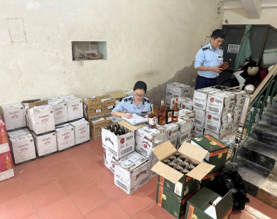 Quảng Bình: Thu giữ hơn 900 chai rượu có dấu hiệu nhập lậu