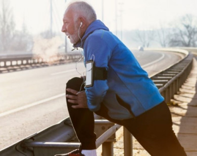 Người cao tuổi cần lưu ý gì khi tập thể dục dưới trời lạnh?