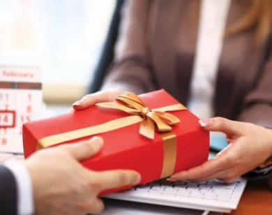 Nghiêm cấm các trường biếu, tặng quà Tết cho lãnh đạo