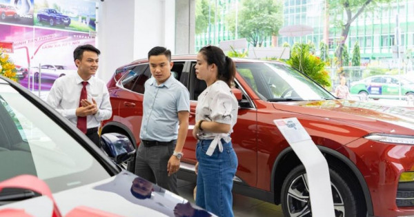 Người Việt mua sắm gần 370.000 xe ô tô mới trong năm 2023