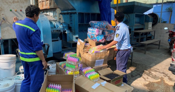 TP Hồ Chí Minh: Tiêu hủy 18.000 sản phẩm và gần 800 kg thực phẩm không rõ nguồn gốc xuất xứ