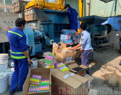 TP Hồ Chí Minh: Tiêu hủy 18.000 sản phẩm và gần 800 kg thực phẩm không rõ nguồn gốc xuất xứ