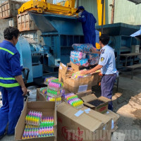 TP Hồ Chí Minh: Tiêu hủy 18.000 sản phẩm và gần 800 kg thực phẩm không rõ nguồn gốc xuất xứ