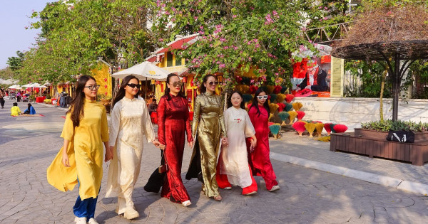 Phố đi bộ Pont de Long Bien hút khách du xuân