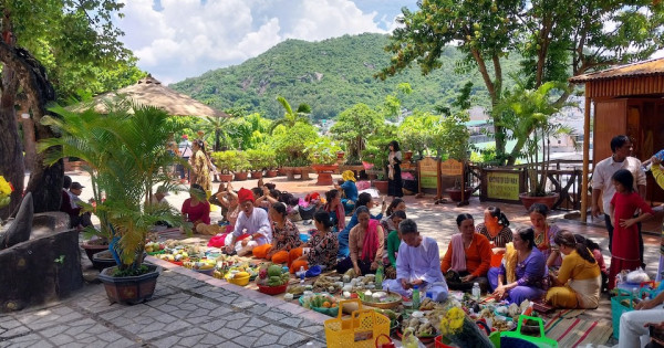 Đi lễ chùa, xin lộc đầu năm: Nét đẹp văn hóa của người Việt