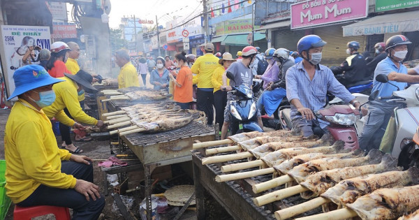 Phố cá lóc nướng ở TP Hồ Chí Minh tấp nập ngày vía Thần Tài