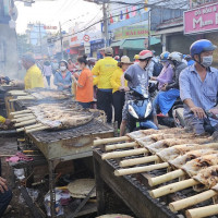 Phố cá lóc nướng ở TP Hồ Chí Minh tấp nập ngày vía Thần Tài