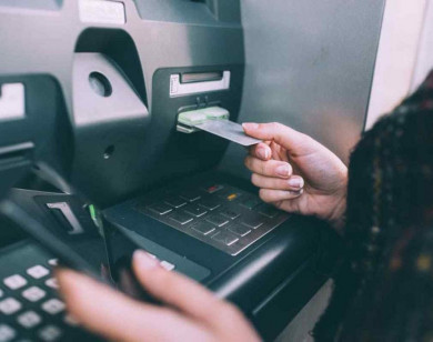 Làm gì khi bị nuốt thẻ ATM khi rút tiền?