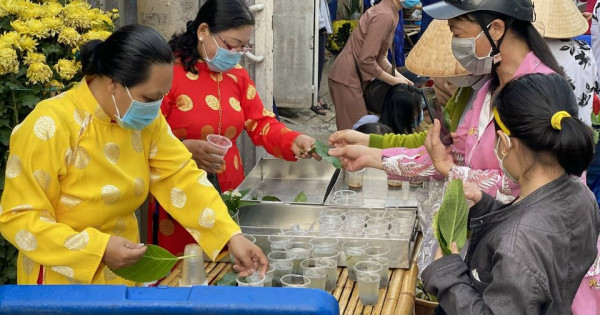 Độc lạ phiên chợ mua hàng bằng lá miễn phí ở TP Hồ Chí Minh