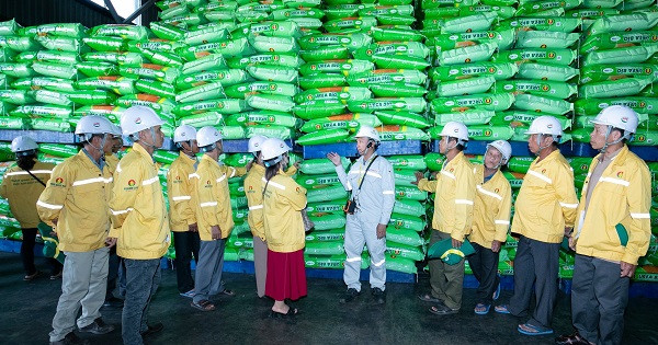 Phân bón Cà Mau tiếp tục đưa bà con nông dân “Tham quan nhà máy – Gặt hái mùa vàng”