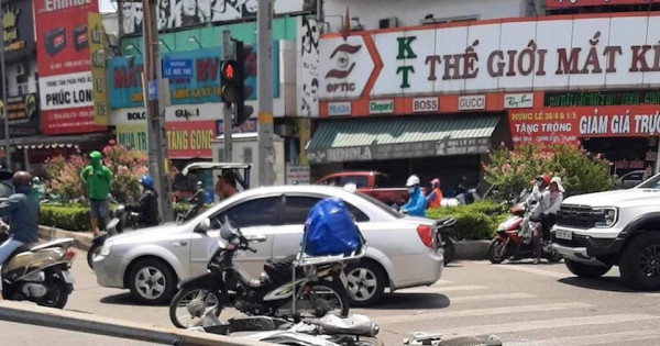 TP Hồ Chí Minh: Trụ đèn chiếu sáng trên cầu vượt rơi, đè người đi đường 