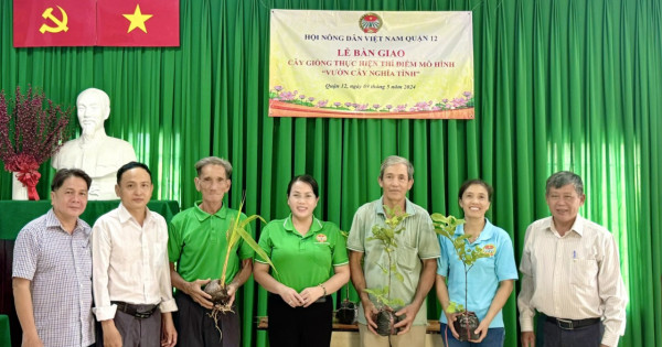 Một nông dân tặng cây giống cho nông dân và triển khai chương trình “Vườn cây nghĩa tình”