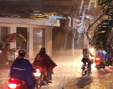 TP Hồ Chí Minh: mưa lớn đầu mùa, người dân vất vả lội nước về nhà