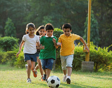 Cách phòng tránh sốc nhiệt ở trẻ khi chơi thể thao ngoài trời