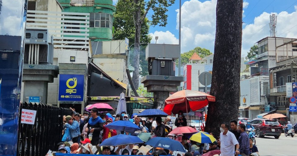 TP Hồ Chí Minh: Người dân vất vả xếp hàng cả ngày để chờ mua vàng miếng SJC