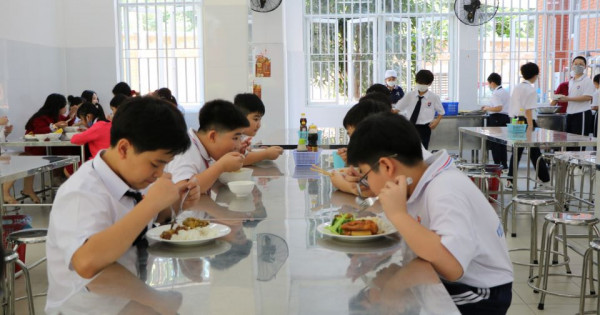 TP Hồ Chí Minh: Đề xuất tăng mức trần tiền ăn học sinh bán trú lên 40.000 đồng/suất