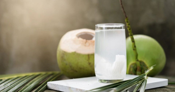 Vì sao bạn nên uống nước dừa khi nắng nóng?