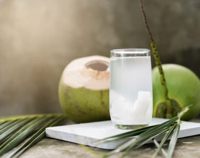 Vì sao bạn nên uống nước dừa khi nắng nóng?