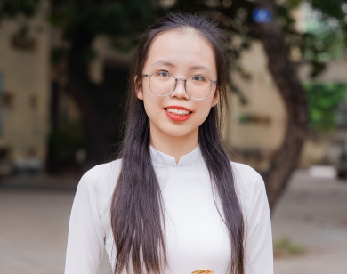 Nữ sinh Hà Nội giành thủ khoa THPT năm 2024 với 3 điểm 10
