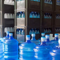 Nhiều cơ sở sản xuất nước uống đóng chai, đá dùng liền ở Hà Nội bị xử phạt
