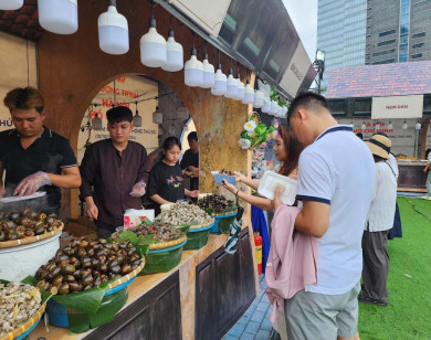 Người dân TP Hồ Chí Minh thích thú đi "chợ Đồng Xuân" thưởng thức ẩm thực ngay phố Nguyễn Huệ