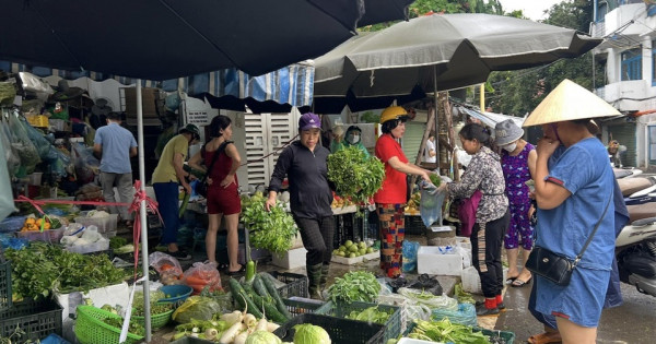 Hà Nội: Thực phẩm, hàng hóa thiết yếu dồi dào sau bão