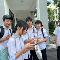 Học sinh có nên sử dụng điện thoại khi đến trường?
