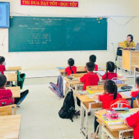 Đề xuất miễn học phí cho con giáo viên: băn khoăn về tính công bằng