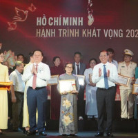 Tuyên dương điển hình xây dựng quê hương, đất nước phồn vinh, văn minh, hạnh phúc