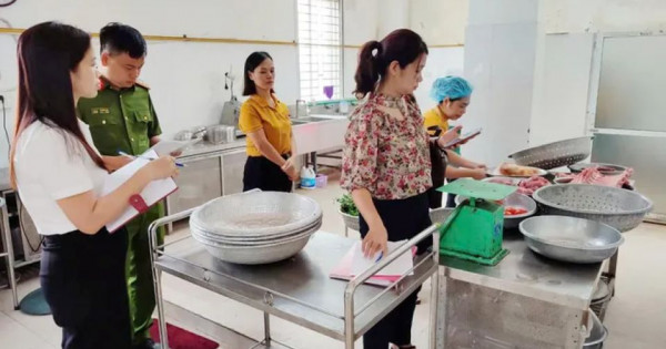 Hà Nội giám sát, truy xuất nguồn gốc thực phẩm trong và xung quanh cổng trường