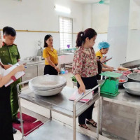 Hà Nội giám sát, truy xuất nguồn gốc thực phẩm trong và xung quanh cổng trường