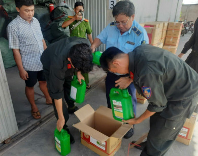 Tạm giữ số lượng lớn sản phẩm thuốc bảo vệ thực vật có nhãn gốc bằng tiếng nước ngoài