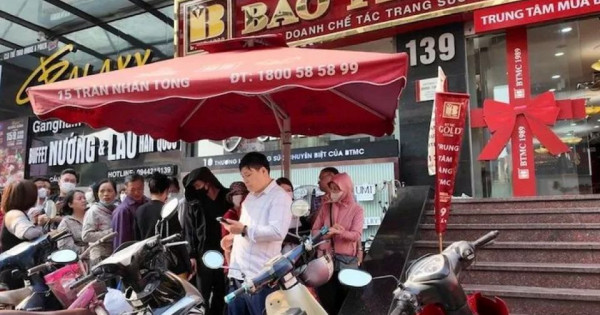 Trầy trật xếp hàng mua vàng