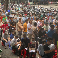 TP Hồ Chí Minh: Người dân phải xếp hàng dài chờ làm làm thủ tục đổi giấy phép lái xe