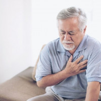 Cách phòng viêm phổi ở người cao tuổi trong mùa đông