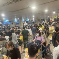 Lượng hành khách đến sân bay Tân Sơn Nhất tiếp tục tăng trong ngày 27 Tết