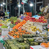 Ngày cuối năm giá hàng hóa giảm nhẹ, siêu thị phục vụ xuyên Tết